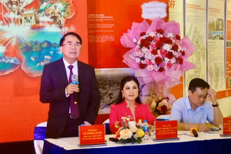 Phó Chủ tịch thành phố Hải Phòng Lê Khắc Nam giới thiệu về Lễ hội Hoa phượng đỏ tại Hà Nội.