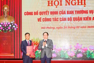 Bí thư Thành ủy Hải Phòng Lê Tiến Châu trao quyết định của Ban Thường vụ Thành ủy điều động và chỉ định tân Bí thư Quận ủy Kiến An Lương Văn Công.