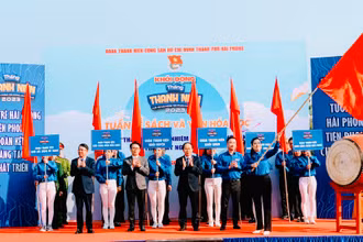 Bí thư Thành ủy Hải Phòng Lê Tiến Châu cùng các đại biểu thực hiện nghi thức khởi động Tháng Thanh niên Hải Phòng năm 2023.