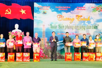 Phó Chủ tịch Ủy ban nhân dân thành phố Hải Phòng Nguyễn Đức Thọ trao quà tặng các gia đình chính sách, gia đình có hoàn cảnh khó khăn tại chương trình "Xuân Biên phòng - Ấm lòng dân biển".