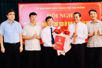 Lãnh đạo thành phố Hải Phòng trao Quyết định và chúc mừng tân Giám đốc Sở Tài nguyên và Môi trường Hải Phòng.