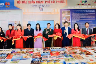 Các đại biểu cắt băng khai mạc Hội báo Xuân Hải Phòng 2025.