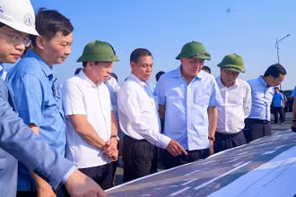 Phó Thủ tướng Thường trực Chính phủ Nguyễn Hòa Bình cùng Đoàn công tác của Chính phủ thị sát Dự án đầu tư xây dựng tuyến đường bộ ven biển đoạn qua thành phố Hải Phòng.