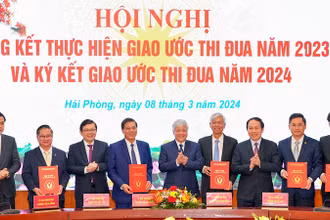 Đại diện lãnh đạo 5 thành phố trực thuộc Trung ương ký kết giao ước thi đua năm 2024.