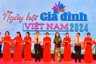 Lãnh đạo Bộ Văn hóa, Thể thao và Du lịch cùng lãnh đạo thành phố Hải Phòng cắt băng khai mạc Ngày hội Gia đình Việt Nam 2024.