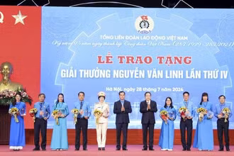 Chủ tịch Quốc hội Trần Thanh Mẫn và Chủ tịch Tổng Liên đoàn Lao động Việt Nam Nguyễn Đình Khang trao tặng Giải thưởng Nguyễn Văn Linh cho 10 cán bộ công đoàn có thành tích xuất sắc nhân kỷ niệm 95 năm Ngày thành lập Công đoàn Việt Nam.