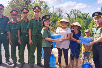 Công an Sóc Trăng tặng nước uống đóng chai cho người dân.
