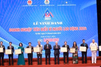 Các đồng chí: Đỗ Văn Chiến và Nguyễn Đình Khang, trao Bằng khen của Tổng Liên đoàn Lao động Việt Nam tặng 10 doanh nghiệp.