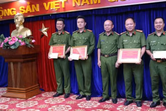 Đại tá Trần Văn Chính, Phó Giám đốc, Thủ trưởng Cơ quan Cảnh sát điều tra Công an tỉnh Bình Dương biểu dương và trao thưởng cho các đơn vị.