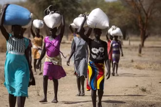 Người dân nhận thực phẩm cứu trợ tại Ngop (Nam Sudan). (Ảnh: AFP/TTXVN)