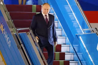 Tổng thống Liên bang Nga Vladimir Putin đến Sân bay quốc tế Nội Bài. (Ảnh: Phạm Kiên/TTXVN)