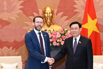 Chủ tịch Quốc hội Vương Đình Huệ tiếp Đại sứ Anh tại Việt Nam Iain Frew. (Ảnh: DUY LINH)