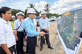 Đoàn công tác Cục đường cao tốc Việt Nam kiểm tra thực tế dự án trên địa bàn tỉnh Sóc Trăng. 