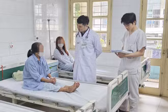 Thạc sĩ, bác sĩ Lê Văn Long thăm khám cho bệnh nhân ung thư vú đang điều trị tại Trung tâm Y học hạt nhân và Ung bướu, Bệnh viện Bạch Mai.