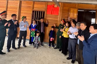 Các đồng chí lãnh đạo tỉnh Điện Biên, Ủy ban nhân dân huyện Điện Biên và Bộ Chỉ huy quân sự tỉnh gắn biển hoàn thành, bàn giao nhà ở cho gia đình ông Tráng A Di ở điểm bản Huổi Ké.