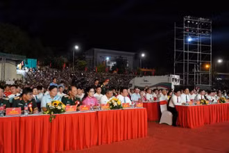 Đồng chí Nguyễn Xuân Thắng, Ủy viên Bộ Chính trị, Giám đốc Học viện Chính trị quốc gia Hồ Chí Minh cùng các đại biểu tham dự buổi lễ.