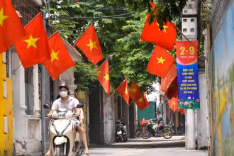 Con ngõ nhỏ tại phố Nguyễn Viết Xuân rực rỡ sắc đỏ chào mừng kỷ niệm 79 năm Cách mạng Tháng Tám và Quốc khánh 2/9. (Ảnh: THẾ ĐẠI)