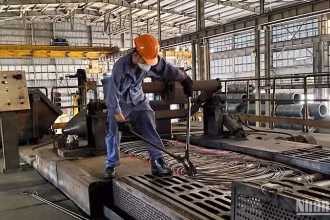 Sản xuất thép tại Nhà máy cán thép Thái Nguyên. (Ảnh: nhandan.vn)