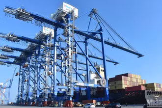 Bốc xếp container hàng hóa tại Cảng Lạch Huyện, Hải Phòng. (Ảnh: TRẦN HẢI)