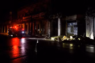 Bão Rafael gây sự cố mất điện ở thủ đô Havana. Ảnh: Reuters.