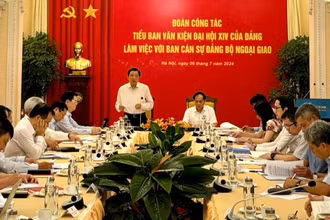 Đồng chí Phan Đình Trạc phát biểu tại buổi làm việc.