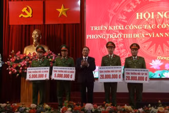 Chủ tịch UBND tỉnh Hưng Yên Trần Quốc Văn trao thưởng cho các các tập thể, cá nhân có thành tích xuất sắc tham gia điều tra, làm rõ vụ giết người, cướp tài sản; tàng trữ, sử dụng trái phép vũ khí quân dụng xảy ra ngày 26/12/2023 tại xã Cửu Cao, huyện Văn Giang, tỉnh Hưng Yên.