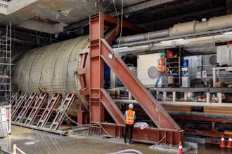 Các kỹ sư đang vận hành máy đào hầm TBM của dự án đường sắt đô thị Nhổn-ga Hà Nội.