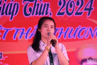 Một em học sinh Trường song ngữ Lào-Việt Nam Nguyễn Du trình bày ca khúc tiếng Việt. Ảnh: HẢI TIẾN