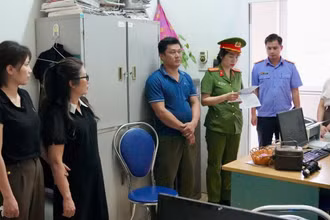 Cơ quan Công an đọc lệnh khởi tố đối với các bị can.