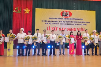 Các đồng chí lãnh đạo Tỉnh ủy trao quyết định kết nạp Đảng cho đảng viên mới.