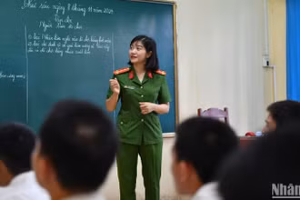 Đại úy Lê Thị Hồng Lụa và các học sinh trong giờ học văn hóa. (Ảnh: LINH PHAN)