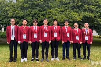 Cán bộ, học sinh đội tuyển Việt Nam tham dự Olympic Toán quốc tế năm 2024.