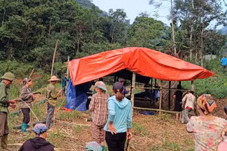 Dựng lán tạm tại thôn Bản Khắt, xã Quảng Bạch (Chợ Đồn) để người dân tạm trú, tránh nguy cơ sạt lở đất. (Ảnh: MỘC LAN).