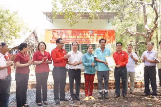 Hội Chữ thập đỏ tỉnh Bình Phước trao nhà "chữ thập đỏ" cho gia đình khó khăn về nhà ở.