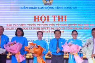 Lãnh đạo Liên đoàn Lao động tỉnh Long An trao hoa cho Ban giám khảo Hội thi.
