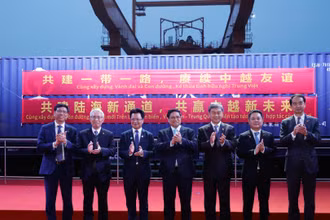 Thủ tướng Phạm Minh Chính đón chuyến tàu nhanh ASEAN xuất phát từ Hà Nội tới Trùng Khánh. (Ảnh: Nhật Bắc)