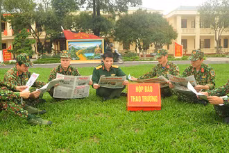 Cán bộ, chiến sĩ Đại đội trinh sát, Phòng Tham mưu, Bộ Chỉ huy quân sự tỉnh Bắc Giang đọc báo Đảng trong giờ nghỉ ở thao trường. (Ảnh: PHẠM ĐOÀN)