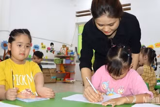 Giáo viên mầm non trong giờ lên lớp ở Đồng Nai.
