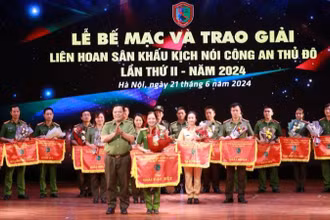 Giám đốc Công an thành phố Hà Nội, Trung tướng Nguyễn Hải Trung trao Giải Đặc biệt cho vở kịch "Đằng sau những chiến công". 