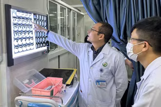Các bác sĩ Bệnh viện Hữu nghị Việt Đức đánh giá tổn thương trên kết quả cận lâm sàng để có phương án cấp cứu, điều trị cho người bệnh.