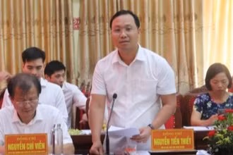 Chủ tịch Ủy ban nhân dân huyện Ứng Hòa Nguyễn Tiến Thiết thông tin về tình hình kinh tế-xã hội của huyện.