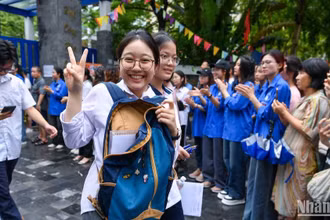Thí sinh sau khi hoàn thành bài thi Ngữ văn sáng 27/6. (Ảnh: THÀNH ĐẠT)