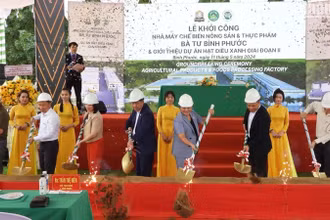 Lãnh đạo tỉnh Bình Phước và các đơn vị thực hiện nghi thức động thổ xây dựng nhà máy chế biến hạt điều lớn nhất Việt Nam.