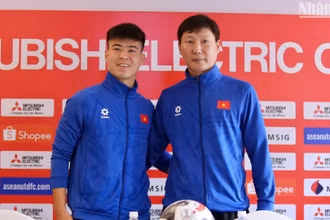 Huấn luyện viên Kim Sang Sik và đội trưởng Duy Mạnh tại buổi họp báo sáng 28/12. (Ảnh: SƠN TÙNG)