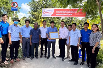 Đại diện lãnh đạo Công ty Nam Dược trao kinh phí hỗ trợ xây cầu cho địa phương.