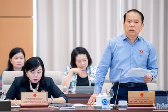 Chủ nhiệm Ủy ban Pháp luật của Quốc hội Hoàng Thanh Tùng báo cáo một số vấn đề lớn trong giải trình, tiếp thu, chỉnh lý dự thảo Luật Công chứng (sửa đổi). (Ảnh: DUY LINH)