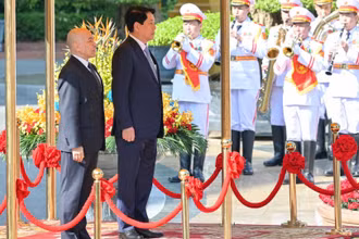Chủ tịch nước Lương Cường chủ trì lễ đón Quốc vương Campuchia Norodom Sihamoni.