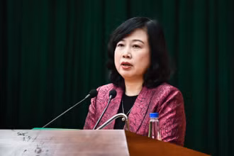 Bộ trưởng Y tế Đào Hồng Lan chia sẻ thông tin với các phóng viên.