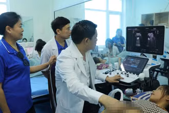 Thầy thuốc nhân dân, Giáo sư, Tiến sĩ Nguyễn Duy Ánh, Giám đốc Bệnh viện Phụ sản Trung ương khám cho trẻ em tại huyện Vĩnh Linh, tỉnh Quảng Trị.