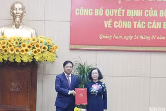 Đồng chí Trương Thị Mai, Ủy viên Bộ Chính trị, Thường trực Ban Bí thư, Trưởng Ban Tổ chức Trung ương trao quyết định điều động, chỉ định đồng chí Lương Nguyễn Minh Triết giữ chức Bí thư Tỉnh ủy Quảng Nam nhiệm kỳ 2020-2025.